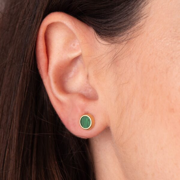 18K PENDIENTES ORO AMARILLO REDONDOS CON MALAQUITA 7 MM. CIERRE PRESION - Imagen 3