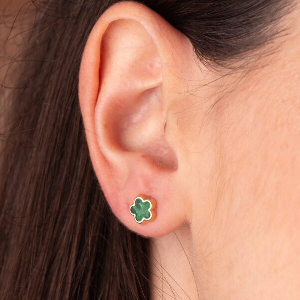 18K PENDIENTES ORO AMARILLO FLOR CON MALAQUITA 7X7 MM. CIERRE PRESION - Imagen 3