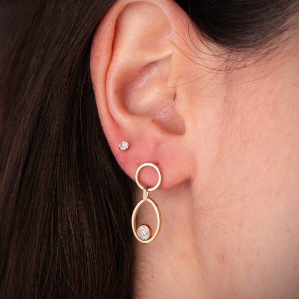 18K PENDIENTES ORO BICOLOR LARGOS DOS AROS CON CIRCONITAS. MEDIDA: 23 X 10 MM. CIERRE PRESION - Imagen 2