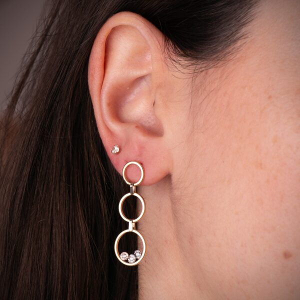 18K PENDIENTES ORO BICOLOR LARGOS TRES AROS CON CIRCONITAS. MEDIDA: 34 X 11 MM. CIERRE PRESION - Imagen 2