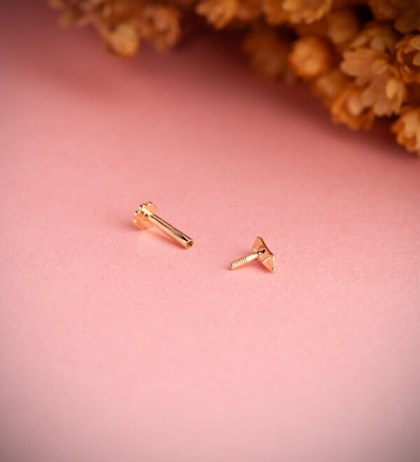 18K PIERCING DE OREJA ORO AMARILLO BARRITA CON CIRCONITAS 5X2 MM. GRUESO BARRA 1.20 MM. CIERRE TUERCA - Imagen 2