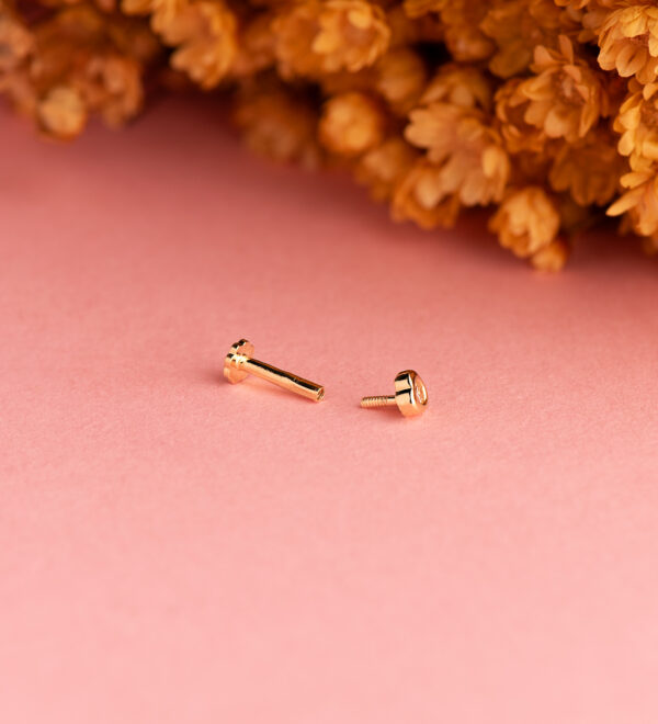 18K PIERCING DE OREJA ORO AMARILLO CORAZON 3X3 MM CON CIRCONITA. GRUESO BARRA 1.20 MM. CIERRE TUERCA - Imagen 2