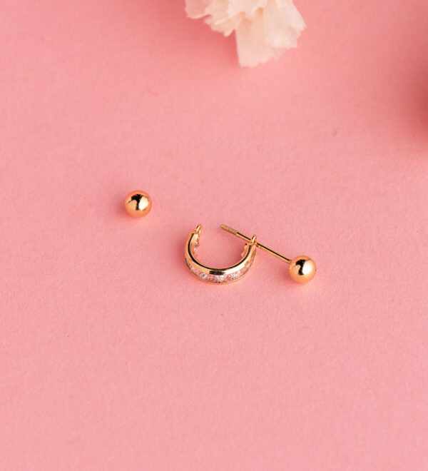 18K PIERCING DE OREJA ORO AMARILLO MEDIO ARO CON CIRCONITAS CARRE Y DOS BOLAS. ARO: 11X3MM - Imagen 2