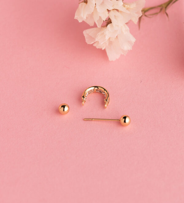 18K PIERCING DE OREJA ORO AMARILLO MEDIO ARO CON CIRCONITAS CARRE Y DOS BOLAS. ARO: 11X3MM - Imagen 3