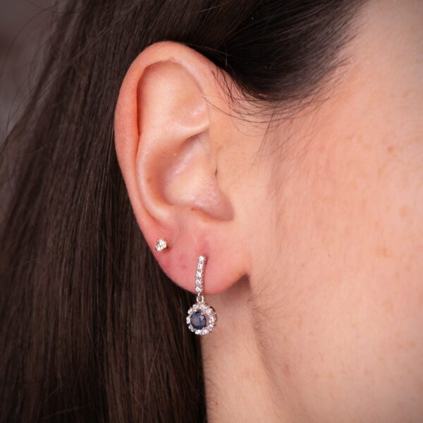 18K PENDIENTES ORO BLANCO ZAFIRO 4MM - 0,66 QTES Y CIRCONITAS. 18 X 7,5 MM. CIERRE PRESION - Imagen 2
