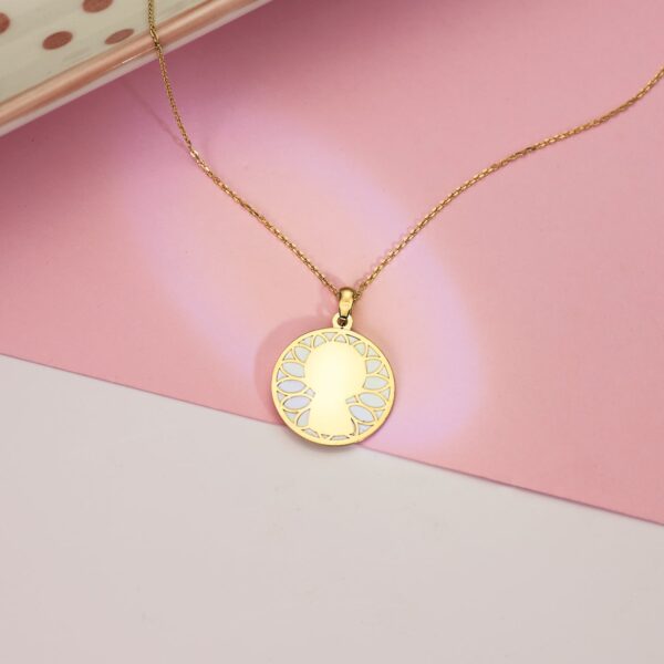 18K MEDALLA ORO AMARILLO REDONDA CON NACAR BLANCO Y VIRGEN NIÑA. 18 MM - Imagen 3