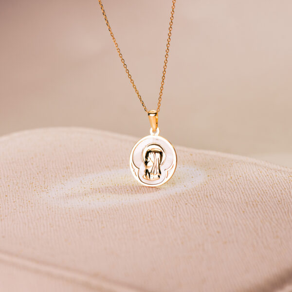 18K MEDALLA ORO AMARILLO REDONDA CON NACAR BLANCO Y VIRGEN NIÑA. 15 MM - Imagen 2
