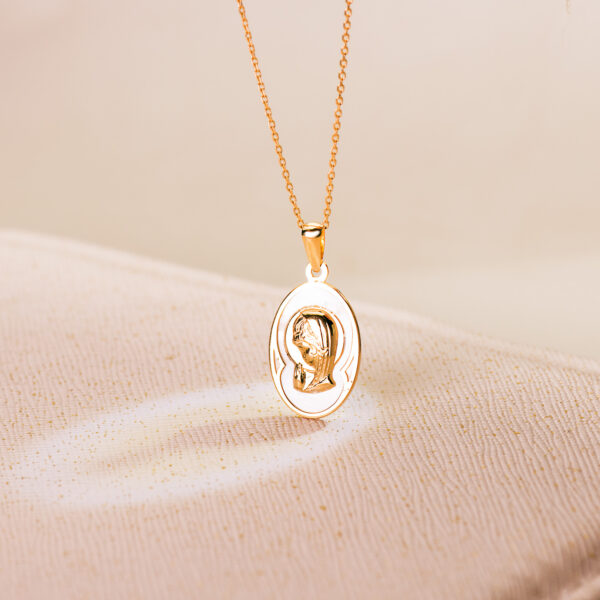 18K MEDALLA ORO AMARILLO OVAL CON NACAR BLANCO Y VIRGEN NIÑA 17 X 12 MM - Imagen 2