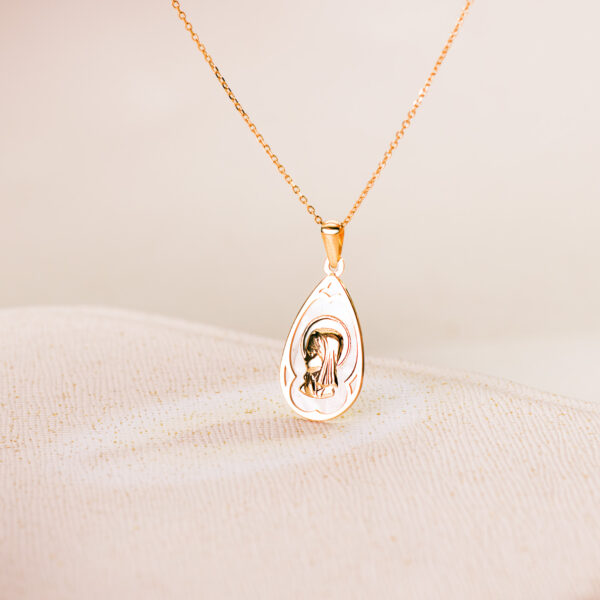 18K MEDALLA ORO AMARILLO GOTA CON NACAR BLANCO Y VIRGEN NIÑA 21 X 14 MM - Imagen 2