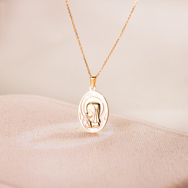 18K MEDALLA ORO AMARILLO OVALADA CON NACAR BLANCO Y VIRGEN NIÑA 17X12 MM - Imagen 2