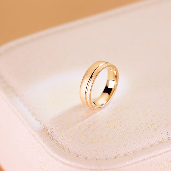 18K ALIANZA ORO AMARILLO MATE Y BRILLO 5,5 MM - Imagen 2