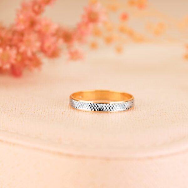 18K ALIANZA ORO BICOLOR TALLADA Y BORDES EN BRILLO. ANCHO: 3 MM. TALLA: 16 - Imagen 3