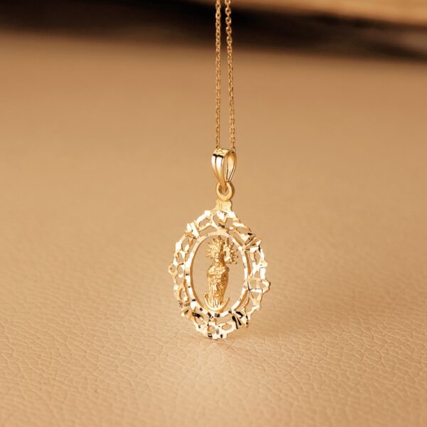 18K MEDALLA ORO AMARILLO VIRGEN DE LA ALMUDENA ORLA 27X20 MM - Imagen 2