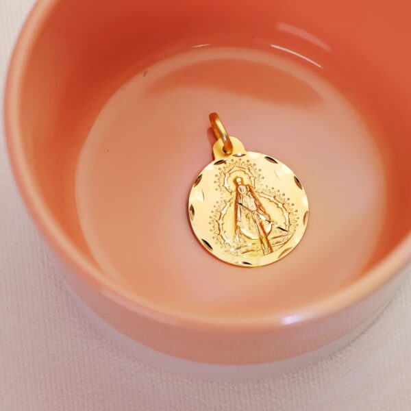 18K MEDALLA ORO AMARILLO VIRGEN DE LA CABEZA TALLADA 22 MM - Imagen 2