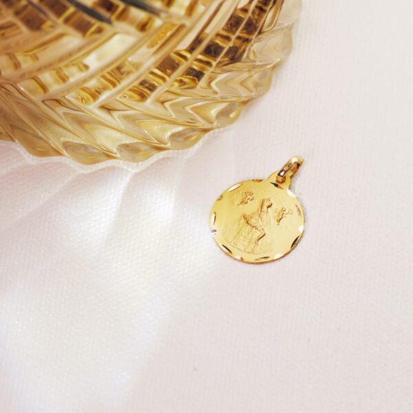 18K MEDALLA ORO AMARILLO VIRGEN DE AFRICA TALLADA 18 MM - Imagen 2