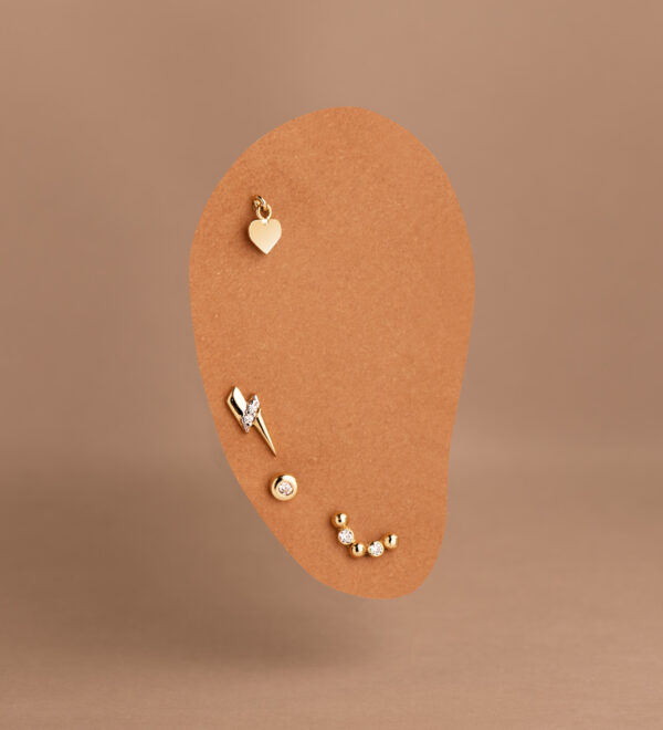 18K PIERCING DE OREJA ORO AMARILLO CON COLGANTE CORAZON. MEDIDA: 4,5 X 5 MM. CIERRE BOLA 4 MM - Imagen 2