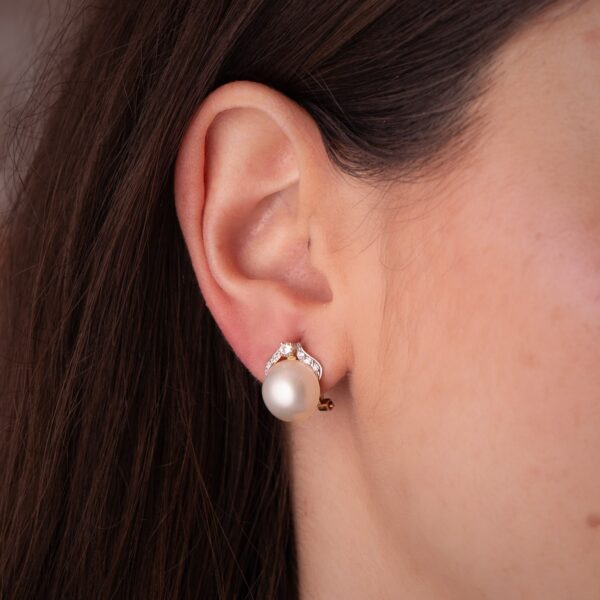 18K PENDIENTES ORO BICOLOR PERLA JAPONESA CON CIRCONITAS. MEDIDA: 14X11 MM. CIERRE OMEGA - Imagen 2