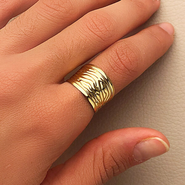 9K SORTIJA ORO AMARILLO ESTAMPADA EN BRILLO. ANCHO: 13 MM - Imagen 2