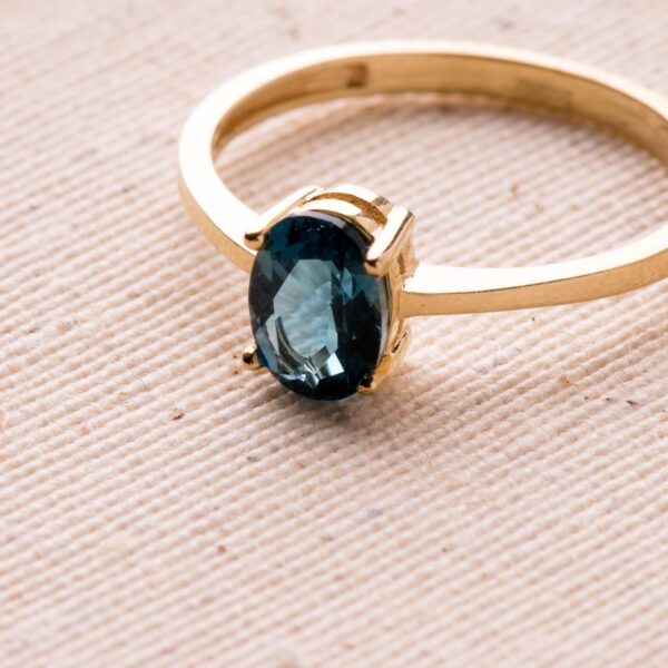 18K SORTIJA ORO AMARILLO GARRAS PIEDRA AZUL BLUE LONDON 7 X 5MM ANCHO CUERPO 2MM - Imagen 2
