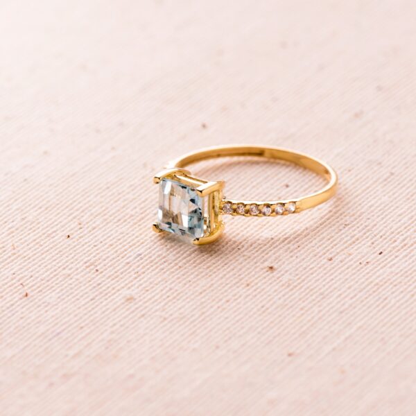 18K SORTIJA ORO AMARILLO CIRCONITA Y TOPACIO AZUL 6X6 MM ANCHO CUERPO 1.5 MM - Imagen 2