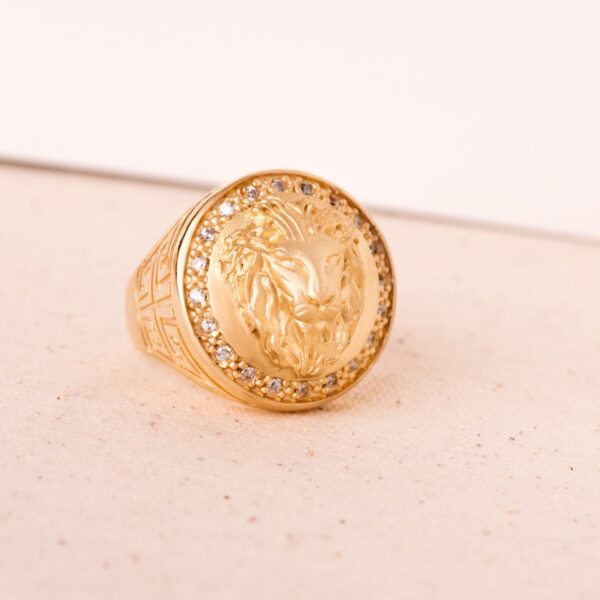 18K SELLO ORO AMARILLO LEON CON CIRCONITA LATERAL GRECA ANCHO 19 MM - Imagen 3