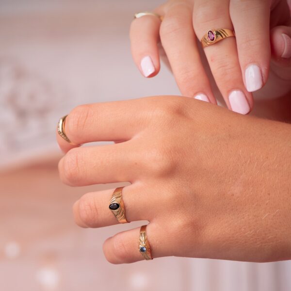 18K SOLITARIO ORO AMARILLO PEQUEÑO BEBE O MEÑIQUE CIRCONITA NEGRA OVAL 5X3MM - Imagen 2