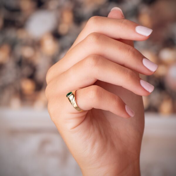 18K SOLITARIO ORO AMARILLO PEQUEÑO BEBE O MEÑIQUE CIRCONITA VERDE OVAL 5X3MM - Imagen 2