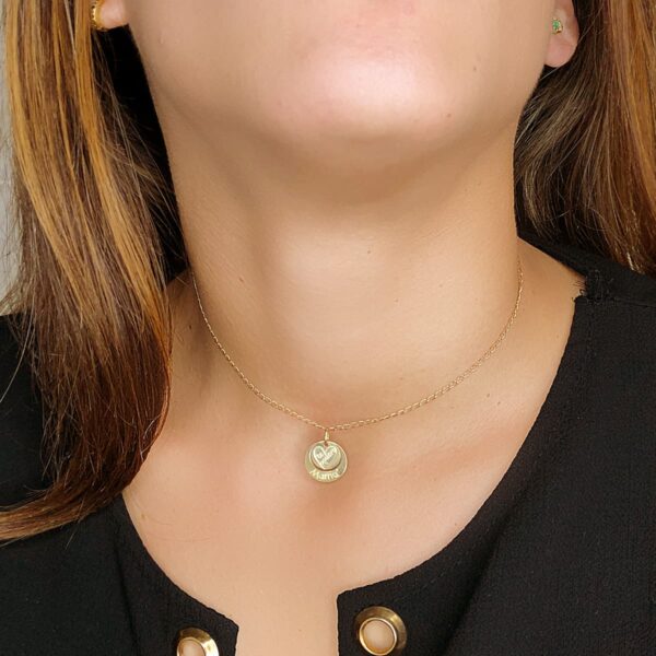 18K COLGANTE ORO AMARILLO REDONDO TE QUIERO MAMA CORAZON GRABADO. 14 MM - Imagen 2