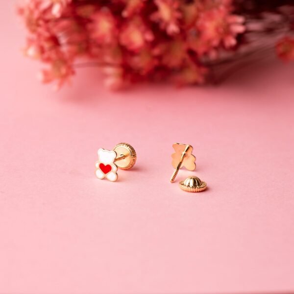 18K PENDIENTES ORO AMARILLO OSO ESMALTE BLANCO Y CORAZON. 6 X 4.5 MM. CIERRE TUERCA - Imagen 2