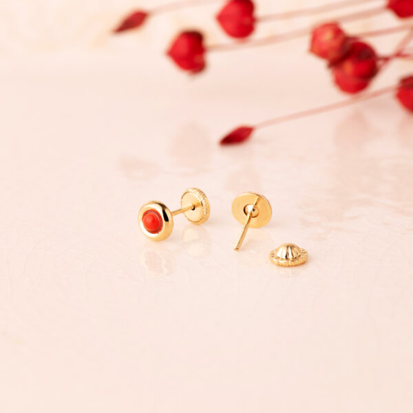 18K PENDIENTES ORO AMARILLO REDONDOS CON CORAL DE 2MM. ANCHO: 5MM. CIERRE TUERCA - Imagen 2