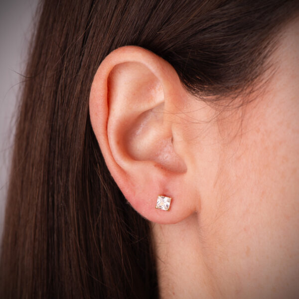 18K PENDIENTES ORO AMARILLO CIRCONITA CUADRADA CON 4 GARRAS. ANCHO: 3,5MM. CIERRE TUERCA - Imagen 2