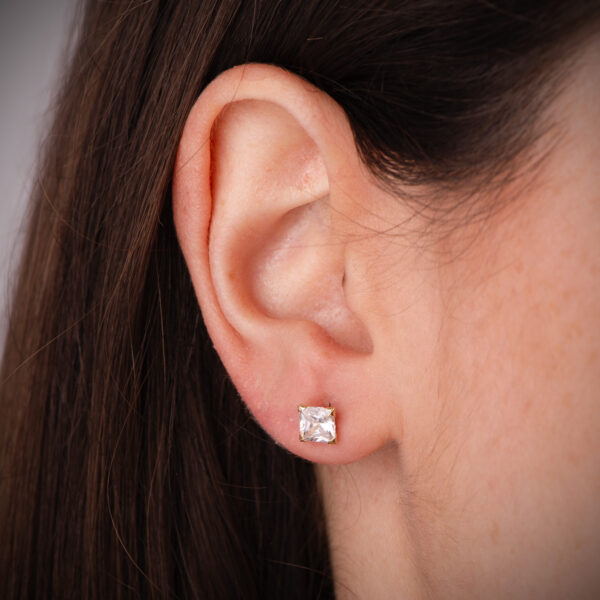 18K PENDIENTES ORO AMARILLO CIRCONITA CUADRADA CON 4 GARRAS. ANCHO: 5MM. CIERRE TUERCA - Imagen 2