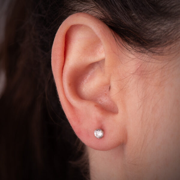 18K PENDIENTES ORO AMARILLO 4 GARRAS CON CIRCONITA. ANCHO: 4 MM CIERRE TUERCA - Imagen 2