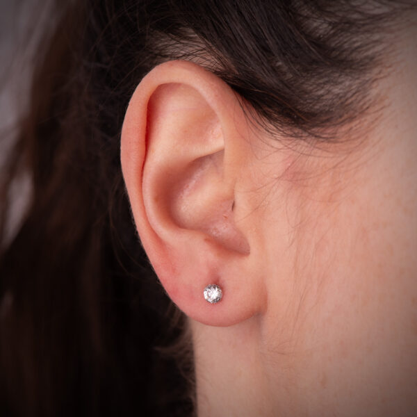 18K PENDIENTES ORO BLANCO 4 GARRAS CON CIRCONITA. ANCHO: 4 MM CIERRE TUERCA - Imagen 2