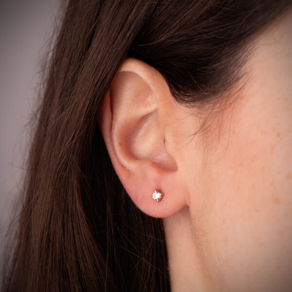 18K PENDIENTES ORO AMARILLO CIRCONITA 3MM CON 4 GARRAS. ANCHO: 3,5 MM. CIERRE PRESION - Imagen 2