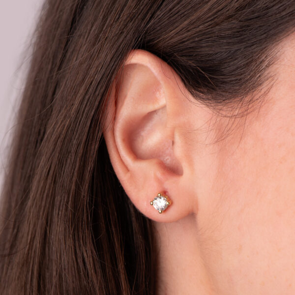18K PENDIENTES ORO AMARILLO CIRCONITA 5MM CON 4 GARRAS. ANCHO: 5,5 MM. CIERRE PRESION - Imagen 2