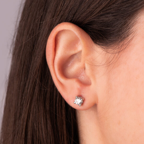 18K PENDIENTES ORO BLANCO CIRCONITA 5MM CON 4 GARRAS. ANCHO: 5,5 MM. CIERRE TUERCA - Imagen 2