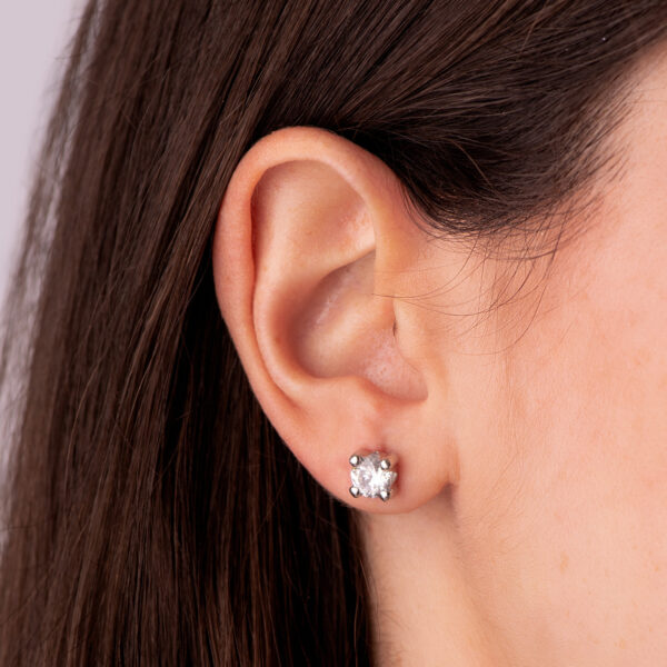 18K PENDIENTES ORO BLANCO CIRCONITA 6MM CON 4 GARRAS. ANCHO: 6,5 MM. CIERRE TUERCA - Imagen 2