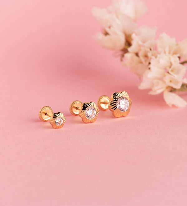 18K PENDIENTES ORO AMARILLO FLOR ORLA TALLADA CIRCONITA. MEDIDA: 9MM CIERRE TUERCA - Imagen 2
