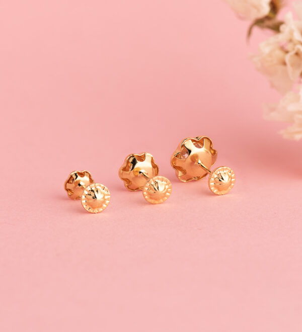 18K PENDIENTES ORO AMARILLO FLOR ORLA TALLADA CIRCONITA. MEDIDA: 9MM CIERRE TUERCA - Imagen 3