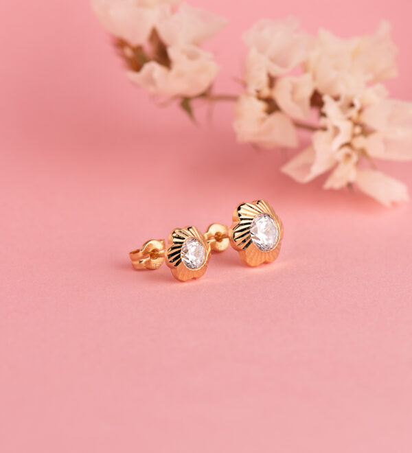 18K PENDIENTES ORO AMARILLO FLOR ORLA TALLADA CIRCONITA. MEDIDA: 7MM CIERRE PRESION - Imagen 2