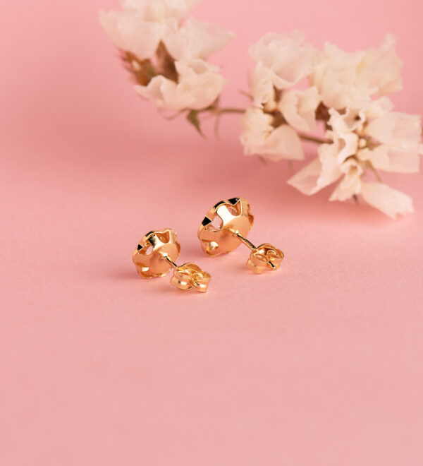 18K PENDIENTES ORO AMARILLO FLOR ORLA TALLADA CIRCONITA. MEDIDA: 7MM CIERRE PRESION - Imagen 3