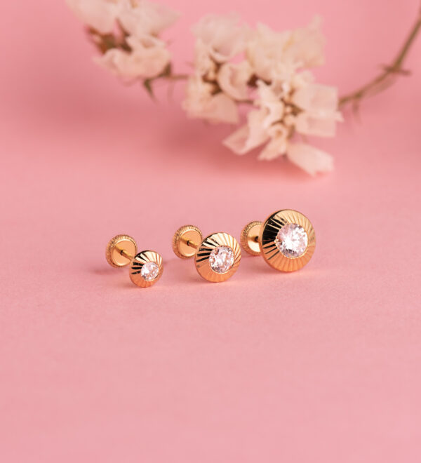 18K PENDIENTES ORO AMARILLO REDONDOS ORLA TALLADA CIRCONITA. MEDIDA: 5,5MM CIERRE TUERCA - Imagen 2
