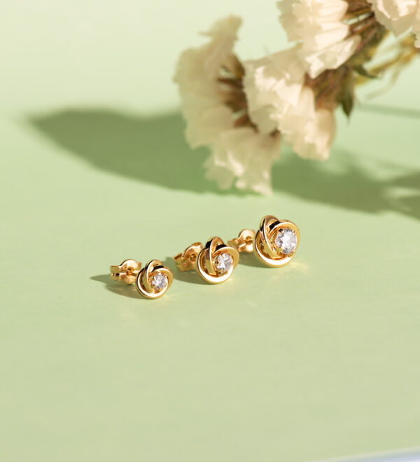 18K PENDIENTES ORO AMARILLO NUDO CON CIRCONITA. MEDIDA: 7X7 MM. CIERRE PRESION - Imagen 3