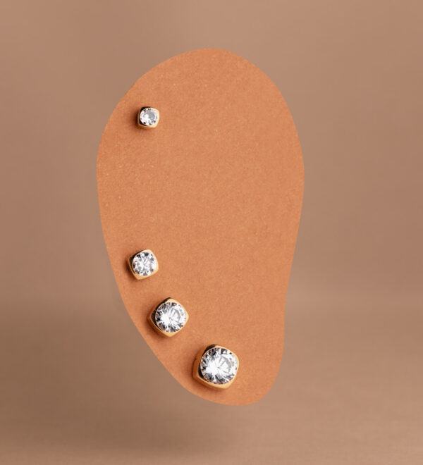 18K PENDIENTES ORO AMARILLO CUADRADOS CON CIRCONITA. MEDIDA: 4X4MM. CIERRE TUERCA - Imagen 2