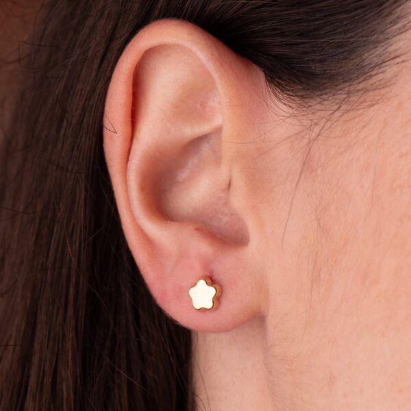 18K PENDIENTES ORO AMARILLO FLOR LISA BRILLO. 6 X 6 MM. CIERRE TUERCA - Imagen 2