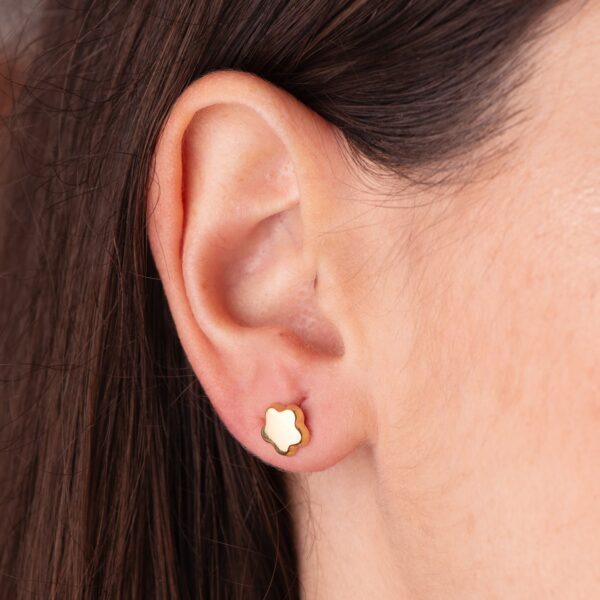 18K PENDIENTES ORO AMARILLO FLOR LISA BRILLO 7,5 X 7,5 MM. CIERRE PRESION - Imagen 2