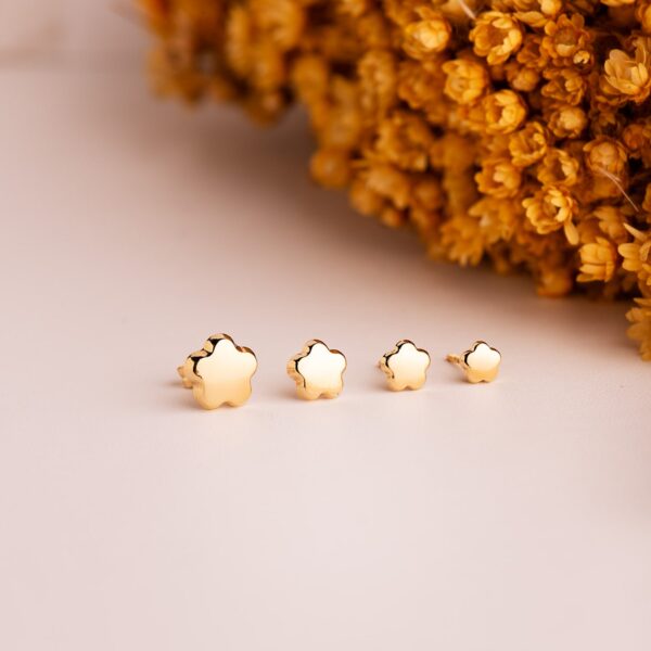 18K PENDIENTES ORO AMARILLO FLOR LISA BRILLO 7,5 X 7,5 MM. CIERRE PRESION - Imagen 3
