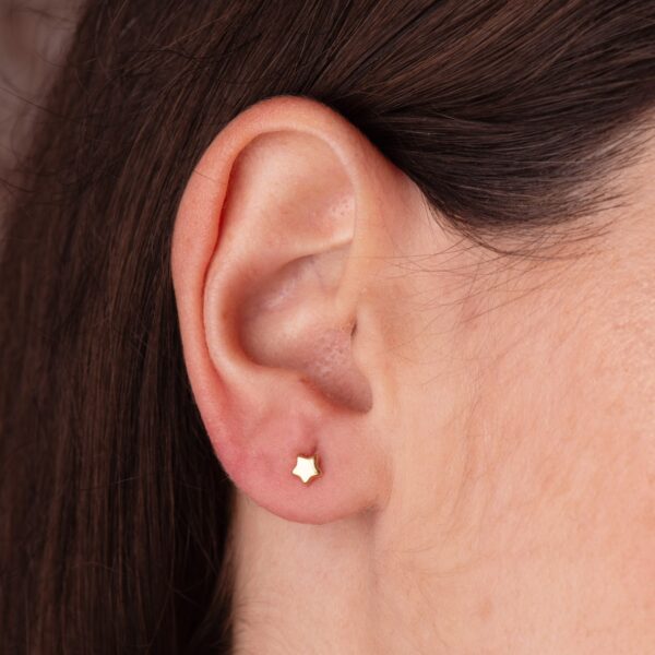 18K PENDIENTES ORO AMARILLO ESTRELLA LISA 4,5 X 4,5 MM. CIERRE TUERCA - Imagen 2