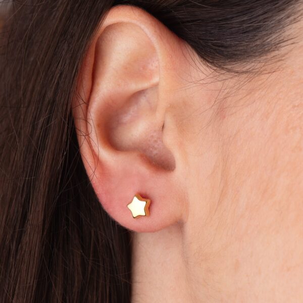 18K PENDIENTES ORO AMARILLO ESTRELLA LISA 6,5 X 6,5 MM. CIERRE TUERCA - Imagen 2